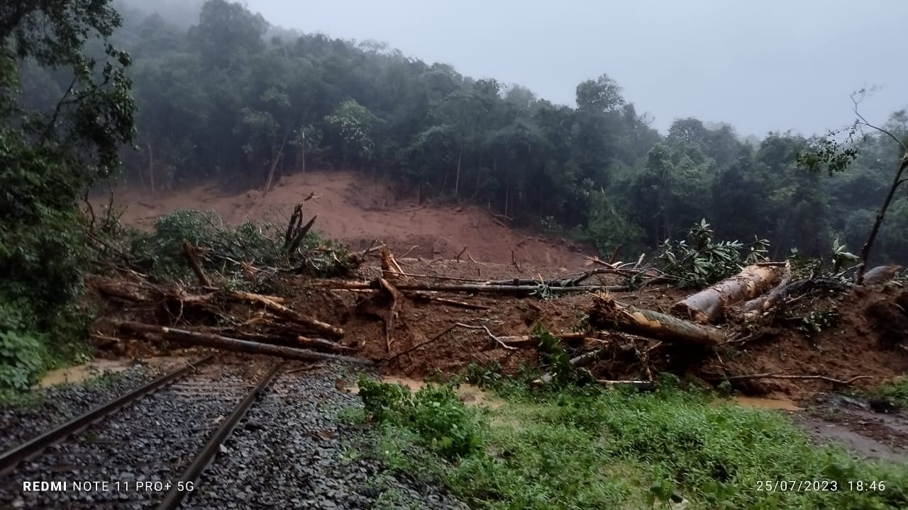 दूधसागरजवळ दरड कोसळली, रेल्वे वाहतूक ठप्प