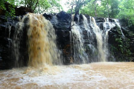 खानापूरपासून आवघ्या ४ कि.मी. अंतरावर आहे हा धबधबा..