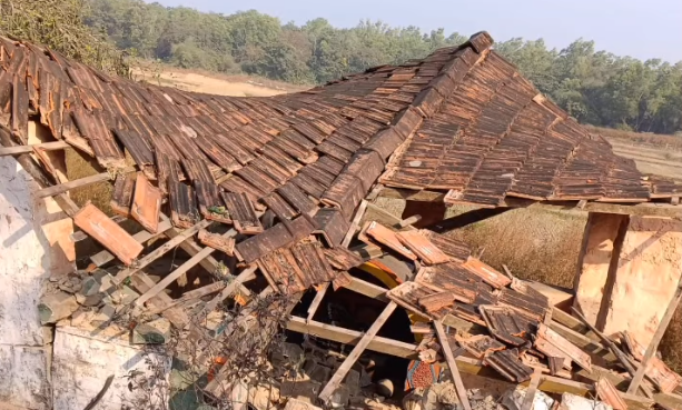 भरधाव कार मंदिरात घुसली; मंदिर जमिनदोस्त